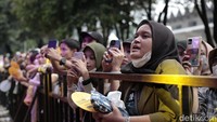 Sejak awal kemunculannya di panggung Allo Bank Festival 2022, Kunto Aji telah mendapat sambutan yang meriah dari fans. (Foto: Hanif/detikcom)