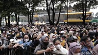 Semua bernyanyi mengikuti alunan musik yang dimainkan Kunto Aji dan band-nya. (Foto: Hanif/detikcom)