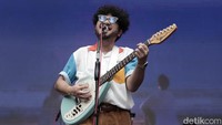 Beberapa saat panggung terus berjalan meski diguyur hujan. (Foto: Hanif/detikcom)