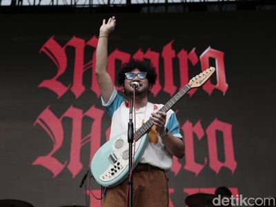 Padat! Panggung Kunto Aji di Allo Bank Festival Day 1 Dikerumuni Fans