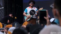 Kunto Aji membuka acara tersebut dengan lagu Sulung dan panggung outdoor stage Istora Senayan langsung dipadati oleh penonton yang ingin melihat aksi panggungnya.