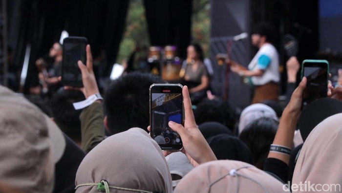Penonton memenuhi area panggung luar Allo Bank Festival di Istora Senayan, Jakarta, Jumat (20/5/2022). Salah satu artis yang tampil di panggung luar Allo Bank Festival adalah Kunto Aji.