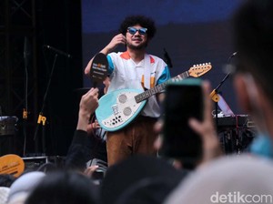 Antusiasme Penonton Saksikan Kunto Aji-Nadin Amizah di Allo Bank Festival