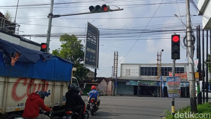 Lampu merah atau traffic light di simpang empat Jalan Jogja-Solo, Bendogantungan, Kecamatan Klaten Selatan, Klaten, Jumat (20/5/2022).