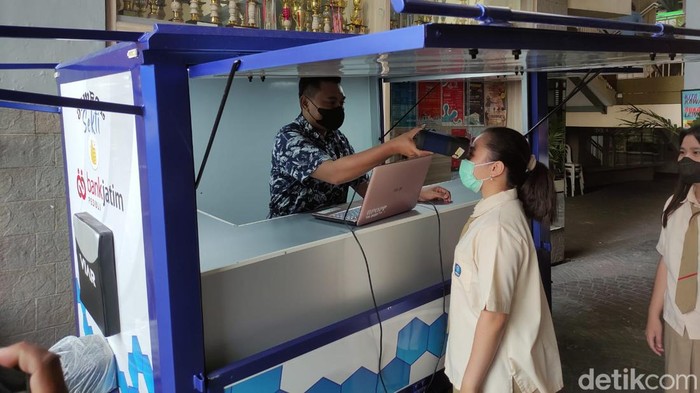 Layanan perekaman e-KTP Dispendukcapil Surabaya kembali menyasar warga di sekolah dan kampung.