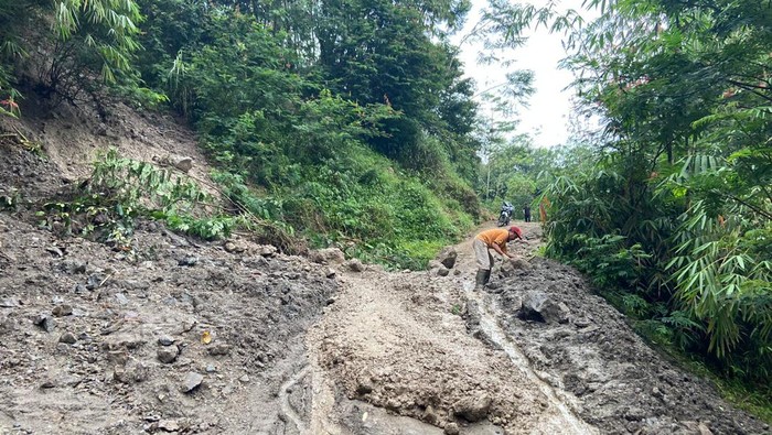 Longsor menimbun jalan di Desa Situhiang Kecamatan Pagelaran Kabupaten Cianjur