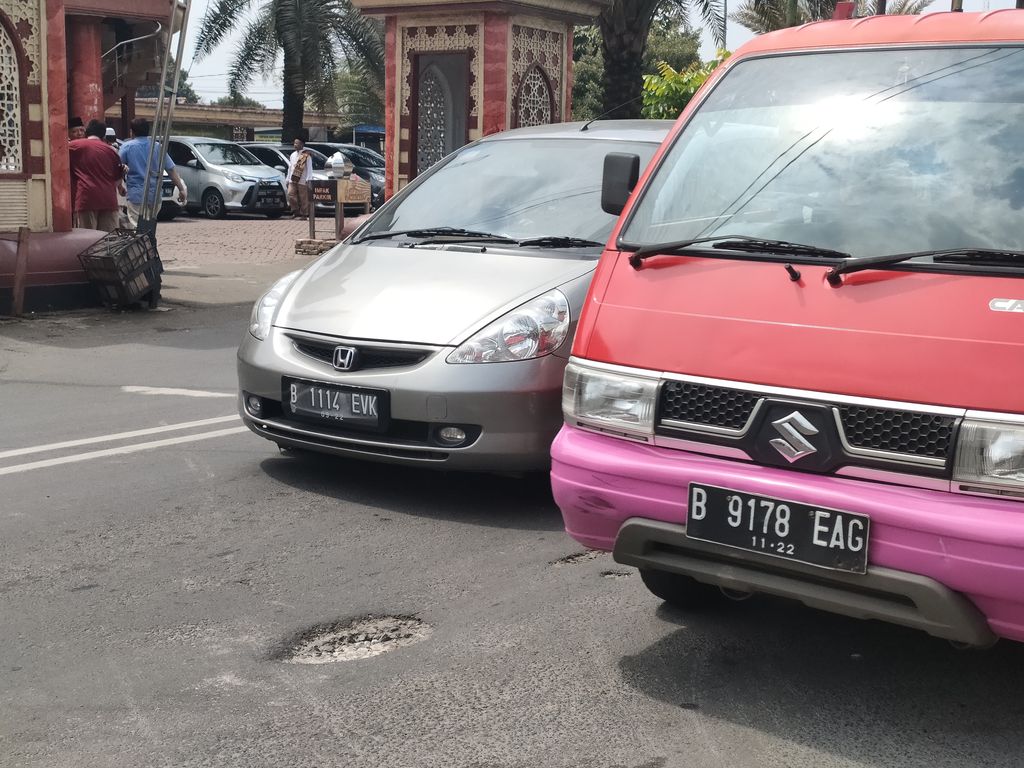 Lubang di Jalan Tole Iskandar Depok (Dwi-detikcom)