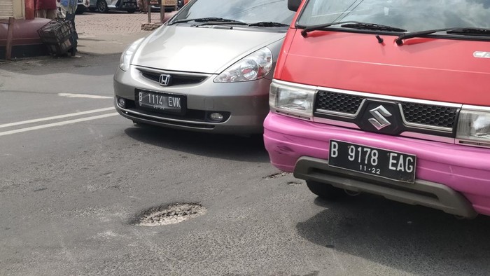 Lubang di Jalan Tole Iskandar Depok (Dwi-detikcom)