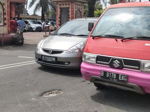 Warga Keluhkan Jalan Tole Iskandar Depok Berlubang, Harap Segera Diperbaiki