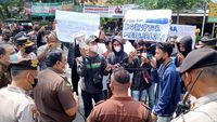 Mahasiswa Lamongan Demo Kejari Tuntut Usut Korupsi Di Desa Sungegeneng