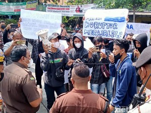 Mahasiswa Lamongan Demo Kejari Tuntut Usut Korupsi di Desa Sungegeneng