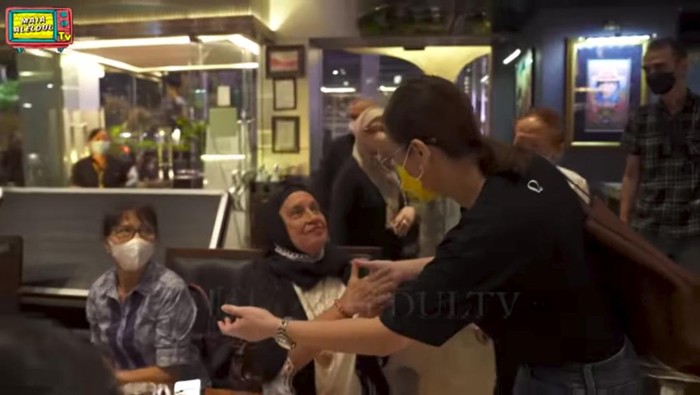 Maia Estianty bertemu dengan ibunda Ahmad Dhani.