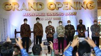Acara ini dihadiri oleh Walikota Jakarta Selatan Munjirin beserta jajaran pejabat pengelola AEON Mall Tanjung Barat.