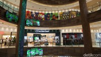 Warga berbelanja di AEON Mall Tanjung Barat di Jakarta Selatan, Jumat (20/5/2022). Mal ini resmi beroperasi ditandai dengan acara grand opening.