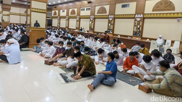 Masjid Agung Al Azhar, Jakarta Selatan masih mewajibkan penggunaan masker bagi jemaah (Wildan Noviansyah/detikcom)
