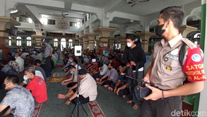 Masjid Agung Al Azhar, Jakarta Selatan masih mewajibkan penggunaan masker bagi jemaah (Wildan Noviansyah/detikcom)