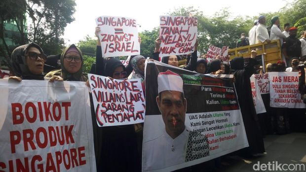 Massa dari Aliansi Ormas Islam Sumut bela ulama aksi di depan Konjen Singapura, Jalan Imam Bonjol, Medan, Jumat (20/5/2022).