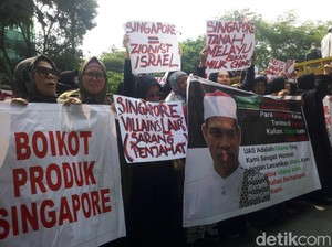 Massa Demo Konjen Singapura di Medan Buntut Pengusiran UAS