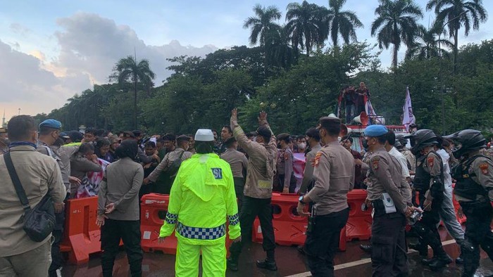 Massa demo BEM Muhammadiyah di Patung Kuda sempat dorong-dorongan dengan petugas