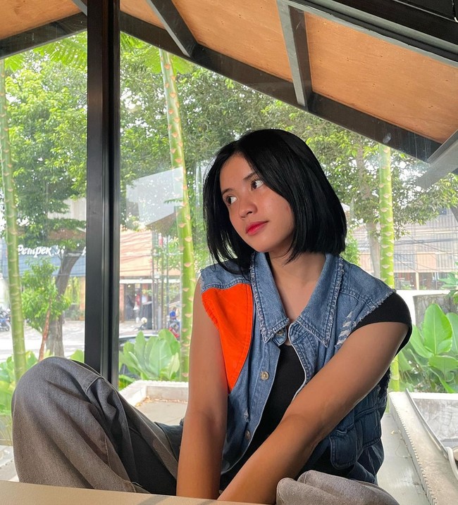 Jualan nasi bakar, Melati Sesilia bisa meraup 100 pembeli sehari. Foto: dok. Instagram @melati.sesilia