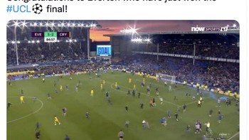 Suporter Everton langsung menyerbu ke lapangan begitu laga usai dan Everton bertahan di Liga Inggris. Rasanya seperti menang Liga Champions, menurut akun ini. Foto: Twitter