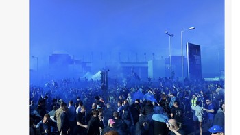 Akun resmi Everton pun merayakannya dengan merekam kegembiraan suporter. Foto: Twitter