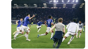 Para pemain Everton pun jelas sangat gembira. Foto: Twitter