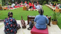 Selain itu wisatawan juga disuguhi alunan musik gamelan.