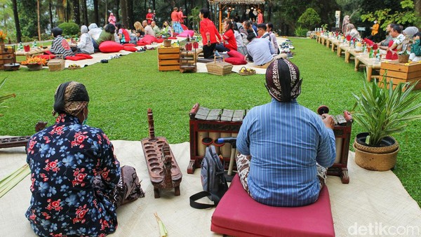Selain itu wisatawan juga disuguhi alunan musik gamelan.