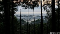Dari ketinggian 275 meter ini wisatawan juga bisa menikmati panorama kawasan Borobudur yang asri.