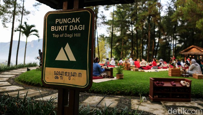 Menikmati Keindahan Candi Borobudur dari Bukit Dagi Wisatawan menikmati pemandangan alam dengan latar belakang Candi Borobudur, saat matahari terbit di tempat wisata Bukit Dagi, Borobudur, Jawa Tengah, Jumat (20/5/2022). Terletak di ketinggian 275 meter, Bukit Dagi merupakan tempat terbaik di Borobudur untuk menikmati pemandangan matahari terbit dan keindahan Candi Borobudur.