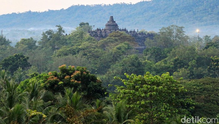 Punthuk Setumbu sudah terkenal sebagai spot cantik untuk melihat Candi Borobudur. Namun, ada pula Bukit Dagi yang panorama candinya terlihat indah!