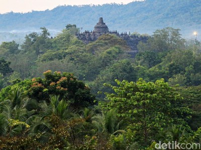 Menikmati Keindahan Candi Borobudur dari Bukit Dagi