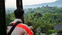 Pandangan Candi Borobudur tampak menyapa dari kejauhan.