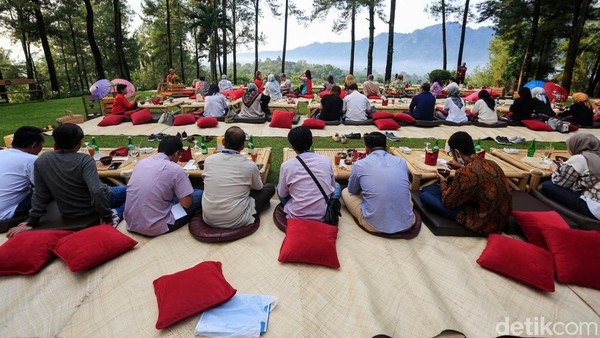 Suasana Bukit Dagi yang hijau dan dikeliling oleh pepohonan pun seakan menjadi bonus yang menyejukkan. Suasana Bukit Dagi yang hijau dan dikeliling oleh pepohonan pun seakan menjadi bonus yang menyejukkan.