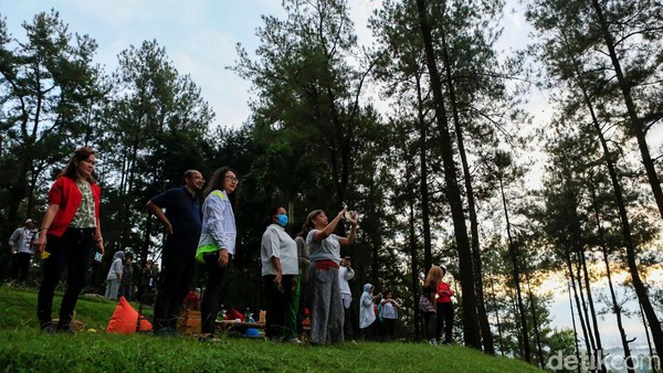 Sejumlah wisatawan mengabadikan panorama Candi Borobudur di kejauhan.
