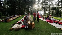 Wisatawan menikmati sarapan dengan suasana menyatu bersama alam di Bukit Dagi.