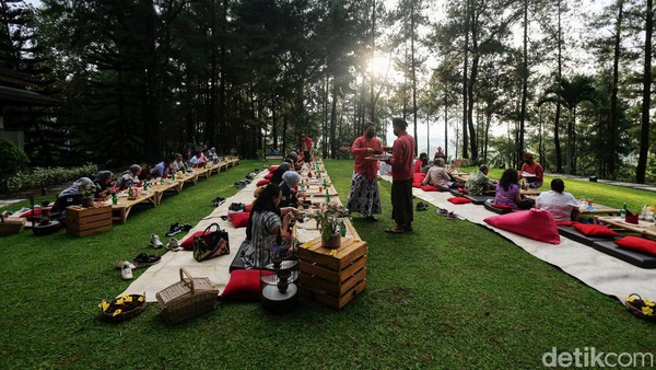 Wisatawan menikmati sarapan dengan suasana menyatu bersama alam di Bukit Dagi.