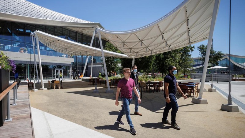 A view of a lobby in building BV200, during a tour of Google's new Bay View Campus in Mountain View, California, U.S. May 16, 2022. Picture taken May 16, 2022.   REUTERS/Peter DaSilva