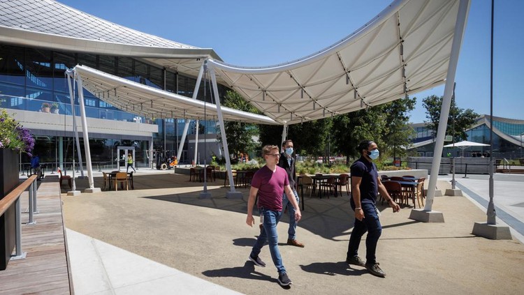Menjelajahi Kantor Baru Google A view of a lobby in building BV200, during a tour of Googles new Bay View Campus in Mountain View, California, U.S. May 16, 2022. Picture taken May 16, 2022. REUTERS/Peter DaSilva