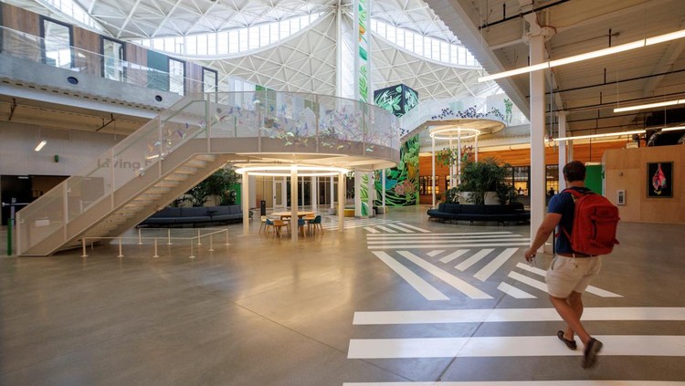 Menjelajahi Kantor Baru Google A view of a lobby in building BV200, during a tour of Googles new Bay View Campus in Mountain View, California, U.S. May 16, 2022. Picture taken May 16, 2022. REUTERS/Peter DaSilva