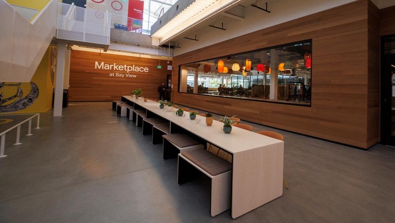 Google employees conduct a meeting at the Market Place restaurant, seen during a tour of Google's new Bay View Campus in Mountain View, California, U.S. May 16, 2022. Picture taken May 16, 2022.   REUTERS/Peter DaSilva