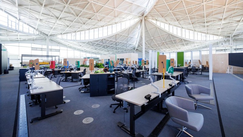 Google employees conduct a meeting at the Market Place restaurant, seen during a tour of Google's new Bay View Campus in Mountain View, California, U.S. May 16, 2022. Picture taken May 16, 2022.   REUTERS/Peter DaSilva