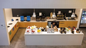 Ini merupakan salah satu dari banyak dapur di Bay View. Karyawan bisa memilih makanan dan minuman sesuka hati.