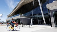 Google employees conduct a meeting at the Market Place restaurant, seen during a tour of Googles new Bay View Campus in Mountain View, California, U.S. May 16, 2022. Picture taken May 16, 2022.   REUTERS/Peter DaSilva