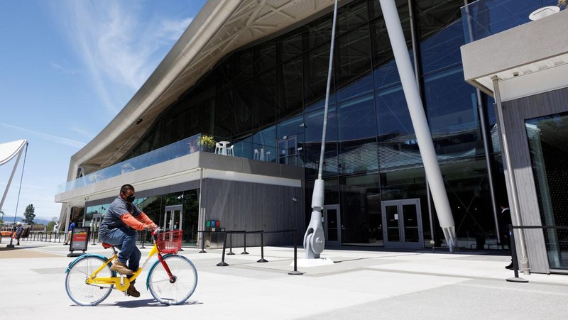 Google employees conduct a meeting at the Market Place restaurant, seen during a tour of Google's new Bay View Campus in Mountain View, California, U.S. May 16, 2022. Picture taken May 16, 2022.   REUTERS/Peter DaSilva