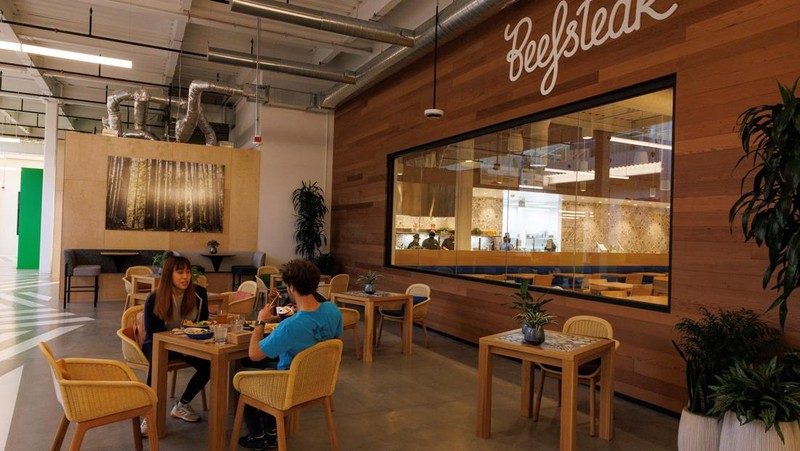 Google employees conduct a meeting at the Market Place restaurant, seen during a tour of Google's new Bay View Campus in Mountain View, California, U.S. May 16, 2022. Picture taken May 16, 2022.   REUTERS/Peter DaSilva