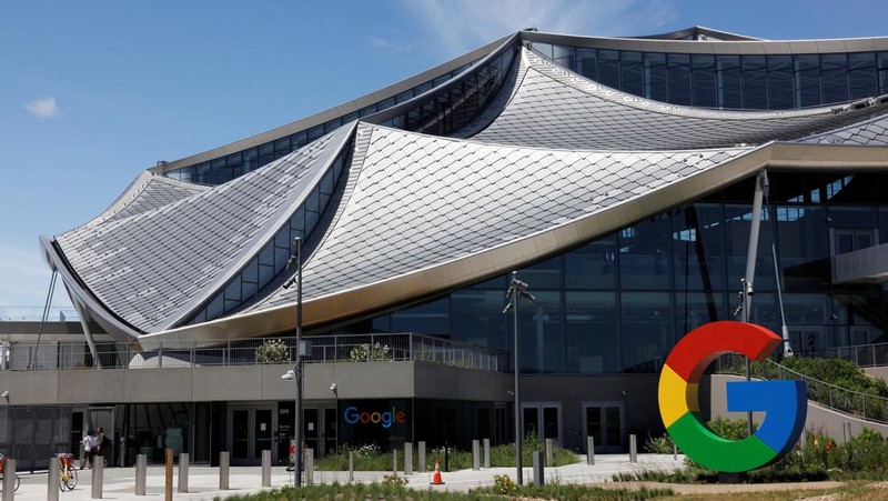Google employees conduct a meeting at the Market Place restaurant, seen during a tour of Google's new Bay View Campus in Mountain View, California, U.S. May 16, 2022. Picture taken May 16, 2022.   REUTERS/Peter DaSilva