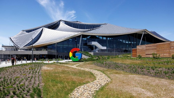 Google employees conduct a meeting at the Market Place restaurant, seen during a tour of Googles new Bay View Campus in Mountain View, California, U.S. May 16, 2022. Picture taken May 16, 2022.   REUTERS/Peter DaSilva