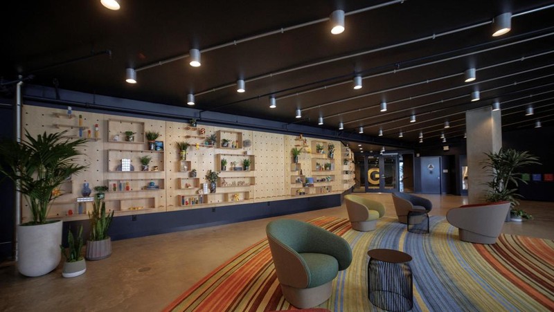 Google employees conduct a meeting at the Market Place restaurant, seen during a tour of Google's new Bay View Campus in Mountain View, California, U.S. May 16, 2022. Picture taken May 16, 2022.   REUTERS/Peter DaSilva
